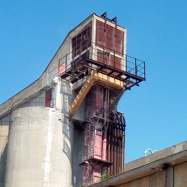 Etapă intermediară a lucrarilor de consolidare a elementelor din beton armat (armare si cofraj)