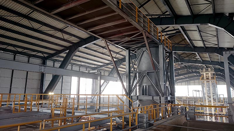 Interiorul halei de producție Interiorul halei de producție