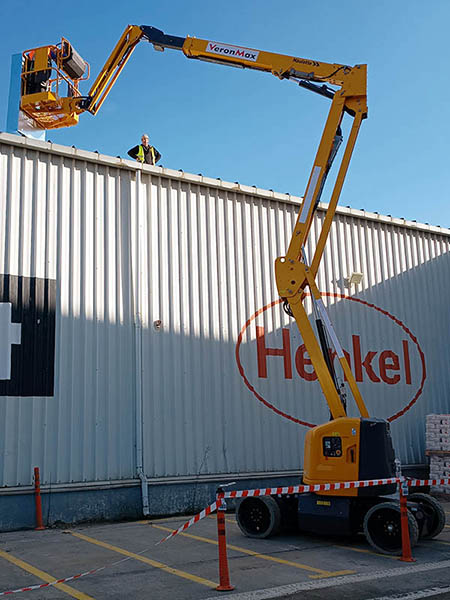 Nacelă folosită pentru accesul pe acoperișul unei hale industriale