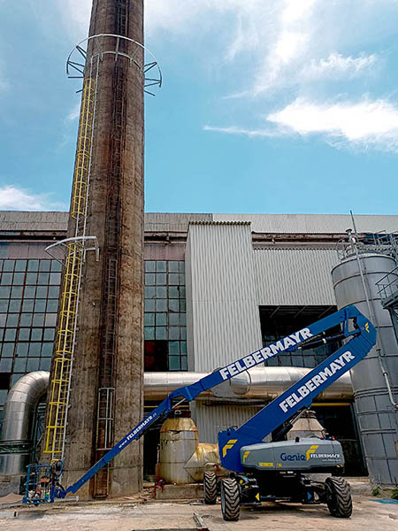 Nacelă folosită  pentru montarea confecției metalice de la cota +29.00 pe un coș de fum industrial, în combinație cu accesul cu corzi de alpinism