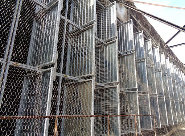 Panourile metalice pivotante pentru ventilatia halei inlocuite dupa incendiu Panourile metalice pivotante pentru ventilatia halei înlocuite